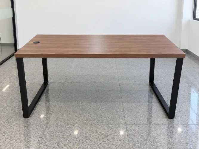 Mesa reta para escritório
