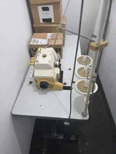 Máquina de Costura Industrial Overlock 3 Fios Com Bancada Completa