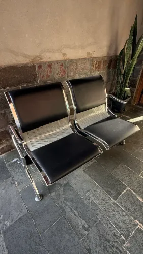 CADEIRA LONGARINA COM ESTOFADO PRETO / 2 Lugares