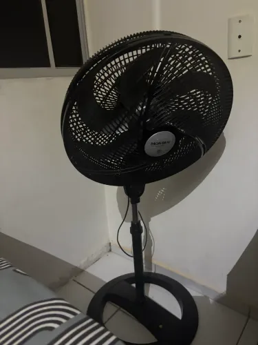 Ventilador Britânia de coluna (pequeno defeito)