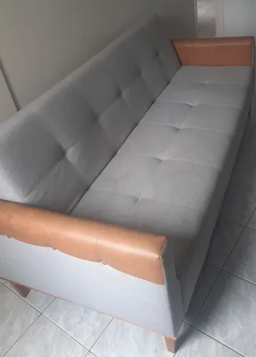 Sofá cama lindo sem detalhes necessitando somente de uma higienizaçao no acento