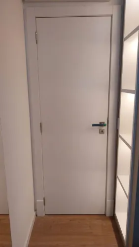 Porta laqueada,semi maciça. 70 de largura X 2,10 de altura. Valor R$650,00.