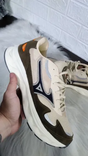 Tênis Mizuno tamanho 42 marron com bege