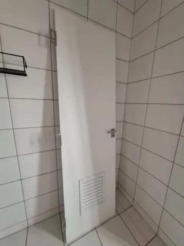 Porta com Ventilação - Com Dobradiças e Maçaneta - Nova 