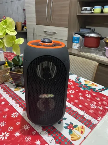 Caixa de som com bluetooth e karaokê e controle remoto alta potência.