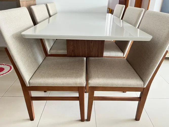 Mesa resistente de madeira 