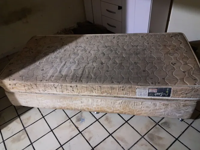 Cama de solteiro com colchão