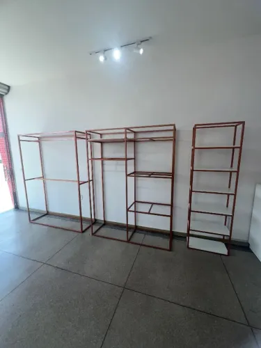 Vende-se loja completa ( araras e balcão e caixa )