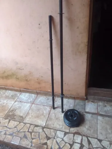 Barra macica 1,50 euma 1,20 maciças e 4 a nilhas de 5 kilos cada
