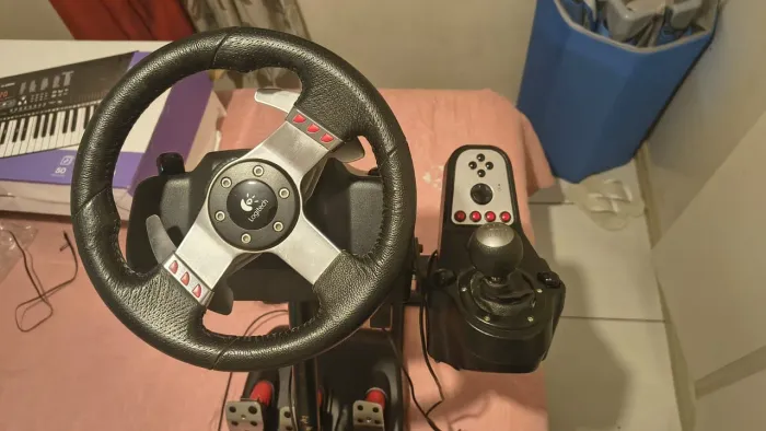 Volante Logitech G27 com câmbio e Cockpit de metal