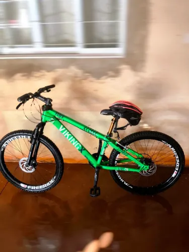 Bicicleta Vicking X, com Capacete Cadeado de brinde.