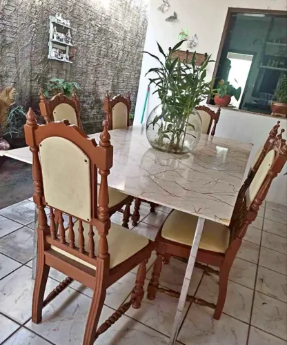 Mesa com 6 cadeiras