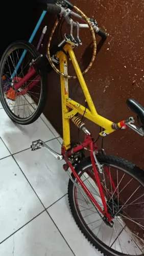 mountain bike antiga com suspensão dupla e quadro estilo "full suspension"