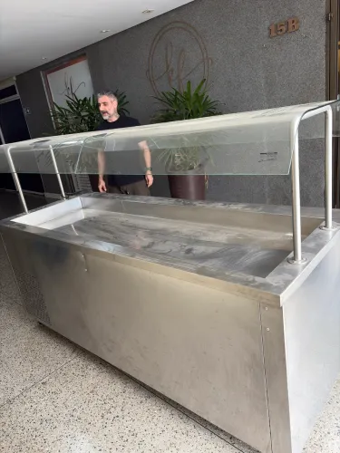 Bancada fria e refrigerador de inox 