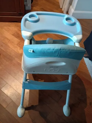 Cadeirão de Alimentação Máxi Baby na cor azul e branca, utilizada poucas vezes.
