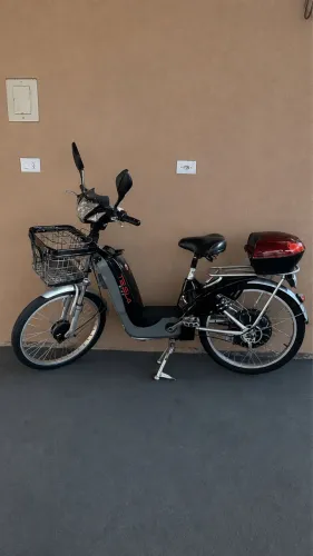Bicicleta Elétrica+Baú+Capacete