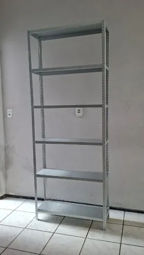 Estante de ferro.