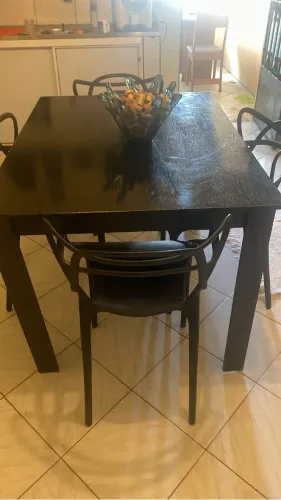 Vende-se mesa com 4 cadeiras em ótimo estado