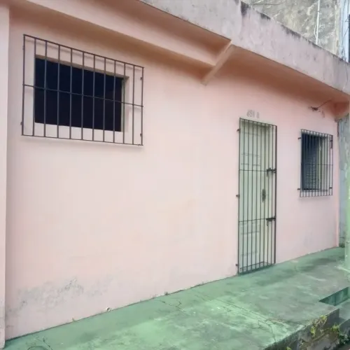 Aluga-se uma casa pequena, ótima localização