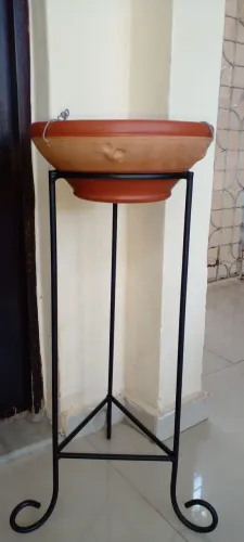 Suporte de ferro para vasos de plantas.