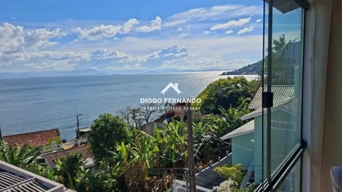 Casa à Venda com Vista para o Mar no Ribeirão da Ilha