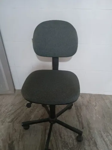 Cadeira de Escritório com Regulagem de Altura