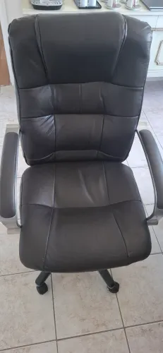 Cadeira de Couro Giratória tenho 8 desse modelo.