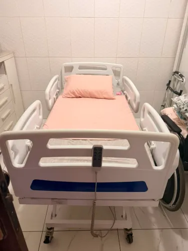 Cama hospitalar elétrica e uma cadeira de Roda