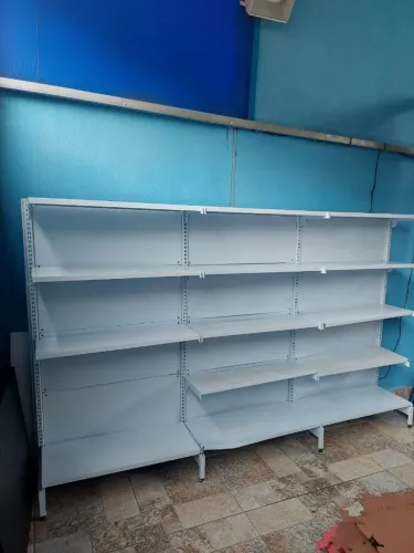 Prateleiras para comércio ou mercado.