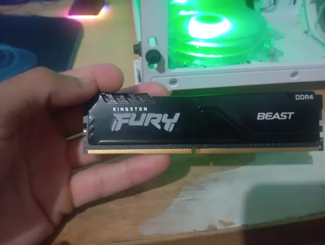 Vendo Memória RAM Kingston Fury Beast, 8GB, 3200MHz, DDR4, CL16, Preto