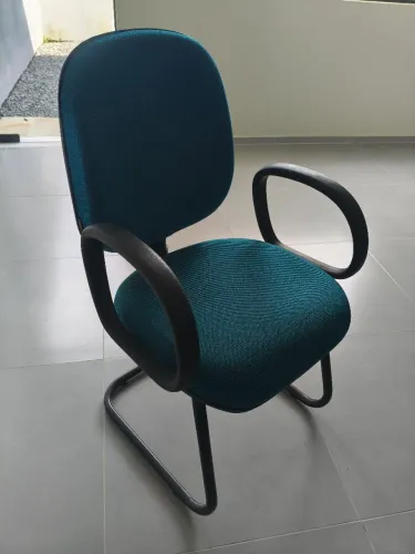 Cadeira escritório/empresa com apoio de braço