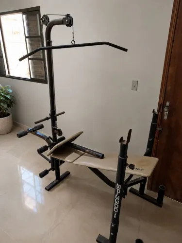 Anilhas e bancos de musculação