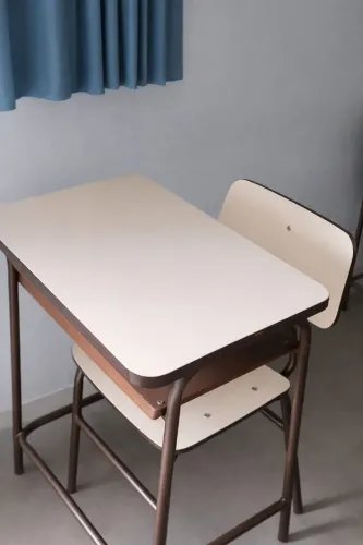 Vendo mesa escolar tenho 10 conjuntos