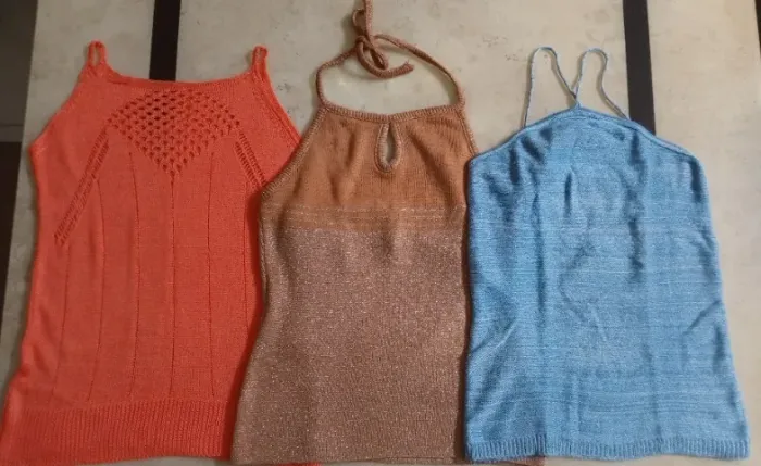 Desapego Usadas Blusinhas P de Linha (Laranja alcinhas, Frente única Marrom e Azul)