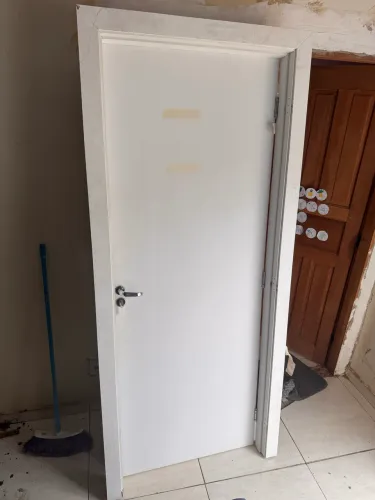 Porta com aduelas fechadura portal e chave 