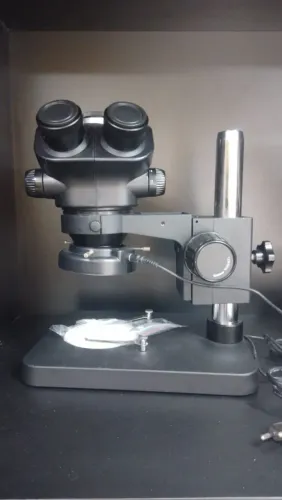 MICROSCÓPIO TRINOCULAR