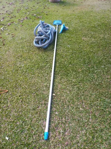 3 itens para piscina: puçá, mangueira e aspirador de fundo