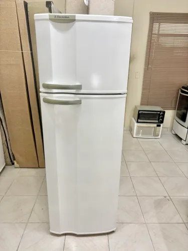 Geladeira duas portas Eletrolux , geladeira pequena 