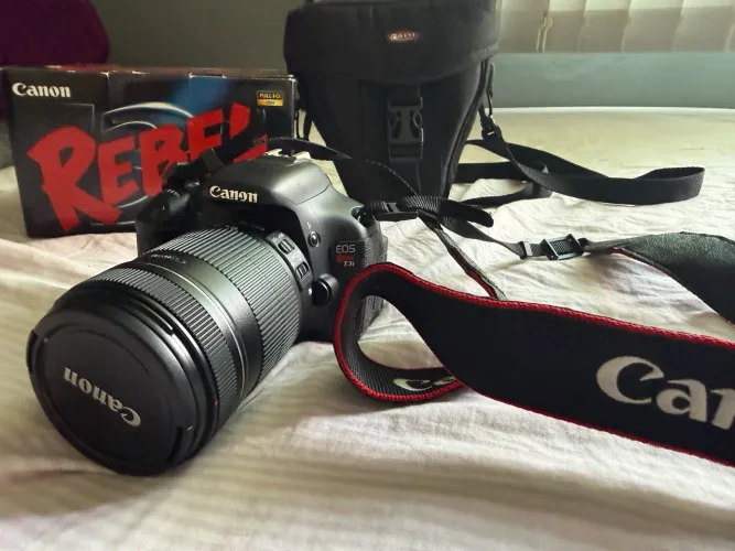 Kit Câmera fotográfica Canon Rebel T3i + 3 lentes + 2 cartões de memória