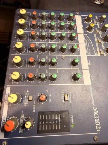 Mesa de Som Yamaha MG102C - Som Limpo e Qualidade Yamaha