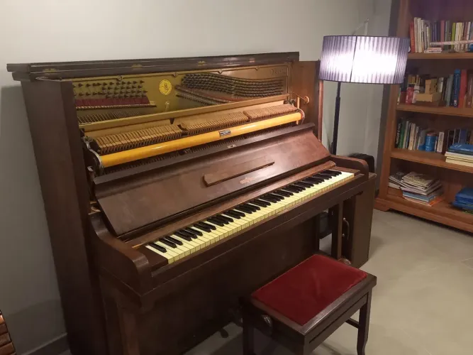 Piano armário Brasil com banqueta original já afinado - aceito parcelamento