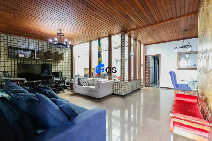 Casa em Sagrada Família com 400 m² , 4 quarto(s) , 1 suíte(s) , 5 vaga(s).