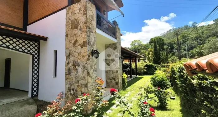 Casa para venda com 5 quartos, 720m² - Carangola - Petrópolis/RJ