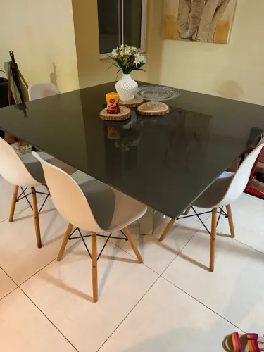 Vende-se Mesa de Jantar de 8 lugares - Não Inclui Cadeiras
