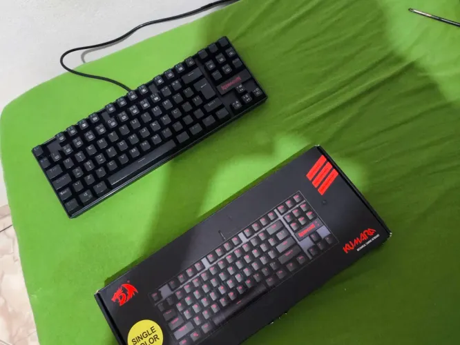 Teclado Redragon Kumara (Switch Azul, LED Vermelho)