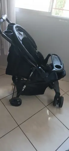 Vendo carrinho de bebê e bebê conforto com  o suporte de colocar no banco do carro juntos