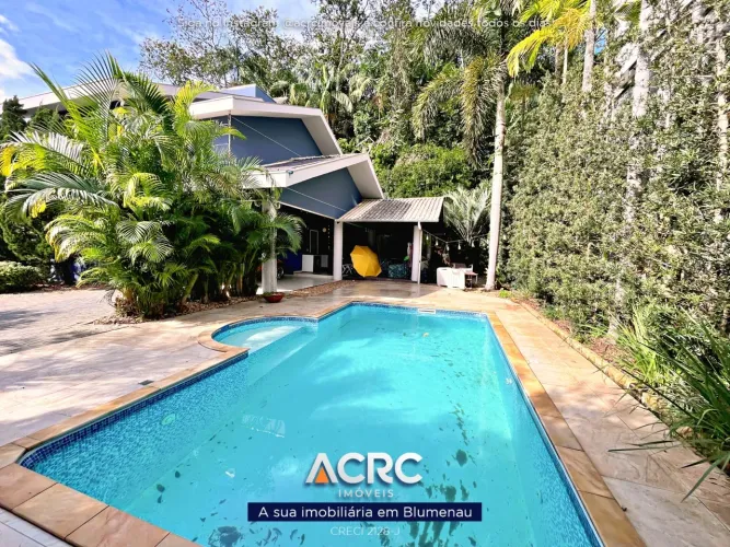 ACRC Imóveis - Casa Com Piscina para Locação no Bairro Salto Weissbach em Blumenau