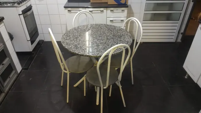 Mesa de granito + 4 cadeiras