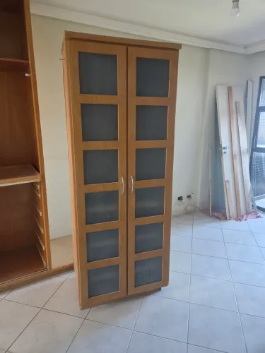 Armario madeira compensada , com detalhes vidro fosco