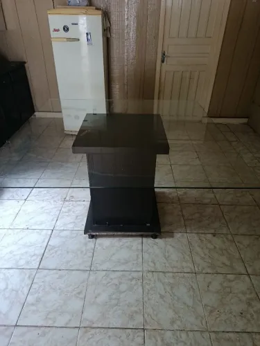 Mesa de vidro com suporte de madeira